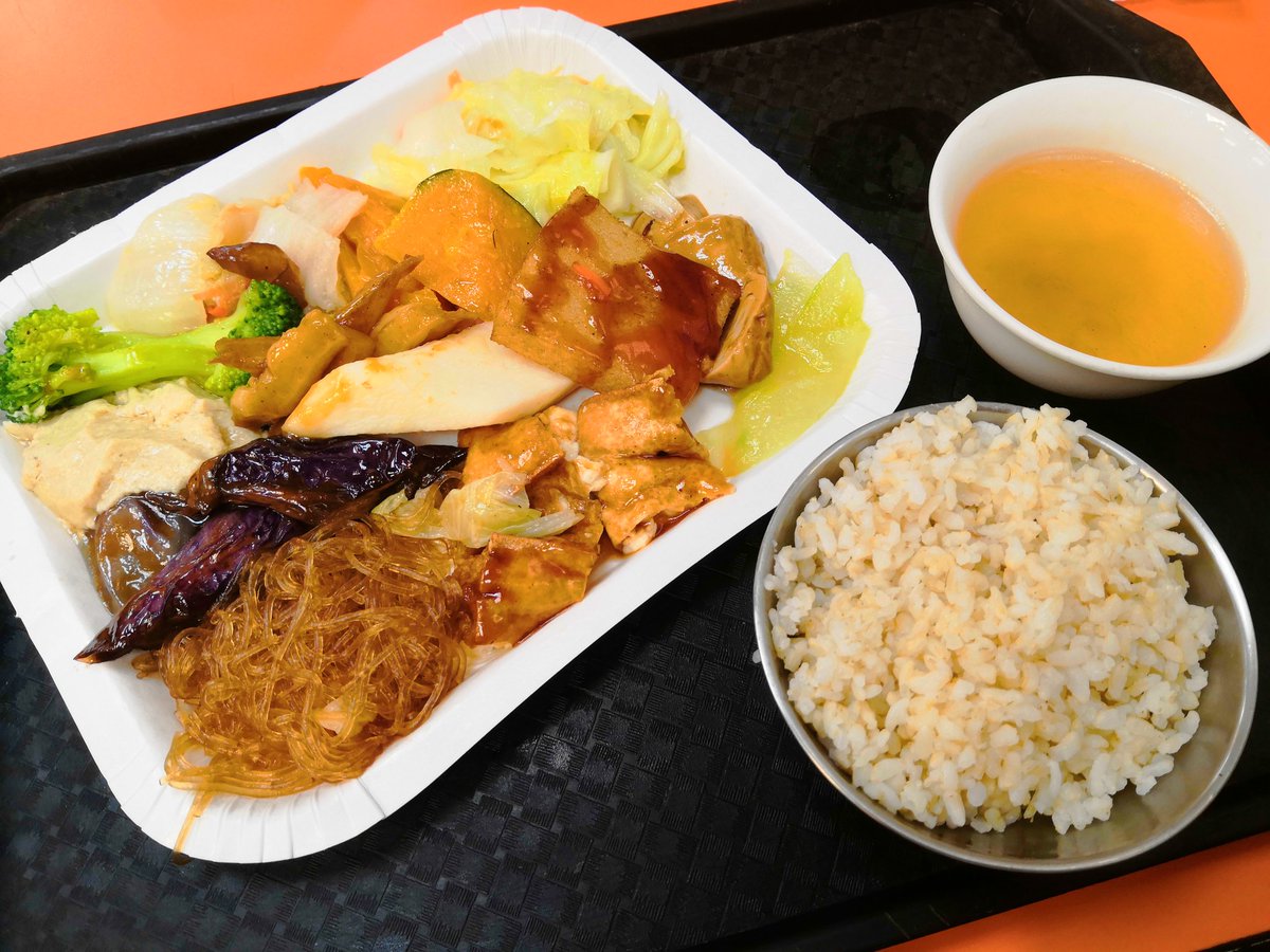重さで料金計る好きなものちょっとずつ食べれるローカルな台湾流ベジ（素食）屋さん。これで130元（約500円）、日本であんま野菜食べれてないので、普段摂れない栄養素もりもり採れてる感じがたまらん。 