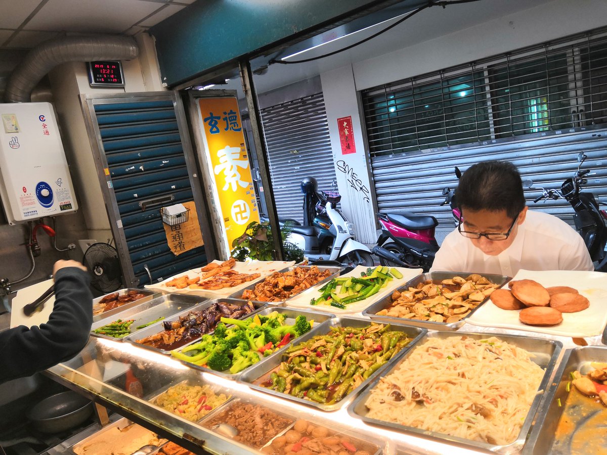 重さで料金計る好きなものちょっとずつ食べれるローカルな台湾流ベジ（素食）屋さん。これで130元（約500円）、日本であんま野菜食べれてないので、普段摂れない栄養素もりもり採れてる感じがたまらん。 