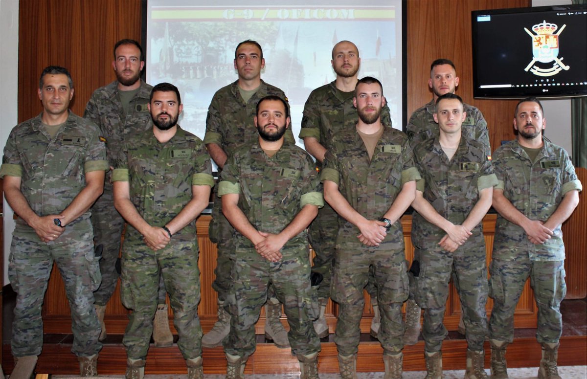 FUTER_ET's tweet photo. El Cabo 1º Casado y los Soldados Vázquez y García de la Oficina de Comunicación de la #BrigadaExtremadura imparten unas jornadas en la Base General Menacho al personal que desplegará como combat camera en #eFPV. @EjercitoTierra https://t.co/k4oIT0NzdW
