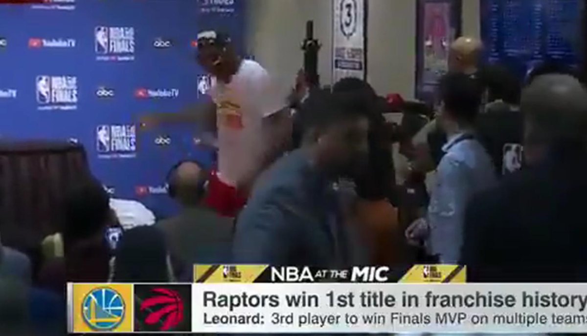 【影片】真可愛!Leonard接受完採訪,把FMVP獎杯放在採訪室忘記帶走!-黑特籃球-NBA新聞影音圖片分享社區