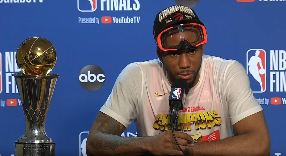 【影片】真可愛!Leonard接受完採訪,把FMVP獎杯放在採訪室忘記帶走!-黑特籃球-NBA新聞影音圖片分享社區