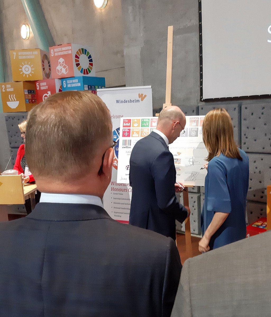 We tekenden met de Zwolse mbo- en hbo-instellingen de VN  Sustainable Development Goals (SDG’s). Doelen om de wereld een betere plek te maken. Het DNA van ons groene onderwijs, waar jongeren uitgroeien tot wereldburgers met oog voor duurzaamheid en leefbaarheid.