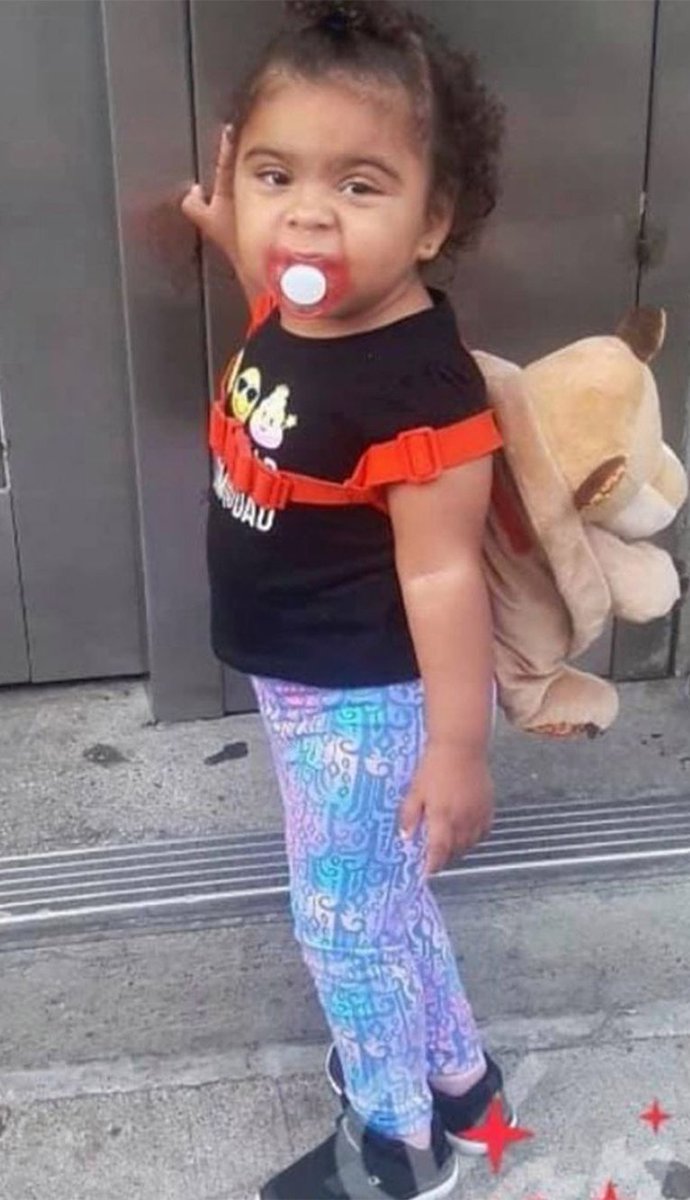 This 19 year old hero ran back into a buring Bronx building in New York, raced to the 15th floor to save a 3-year-old girl. 

He managed to get her out but she died due to severe injuries.

He died days later.

His name was Lucas Silverio.

KNOW HIS NAME. HE IS A HERO.

Retweet