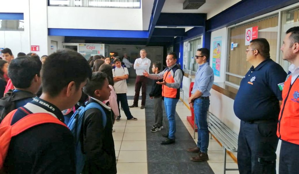 DMSPDGO's tweet photo. Contamos con la visita al #CEMMIP e instalaciones de la @DMSPDGO de alumnos de la Esc. Sec Jesús Reyes Heroles, mismos que conocieron la forma de operar de la Dirección y las diversas herramientas tecnologías y humanas con que se cuenta, para brindar seguridad a la ciudadanía. https://t.co/4FLaNYbTQF