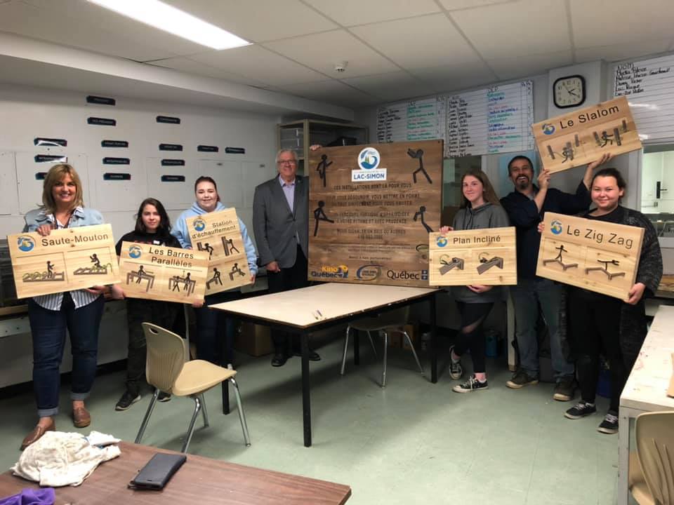 AP_LS's tweet photo. Les panneaux d’exercice pour le nouveau parcours santé sur le chemin du Parc sont prêts !🚶‍♀️🏃‍♀️🚵‍♀️🏋️‍♀️ Bravo les étudiants à la polyvalente Louis-Joseph Papineau. Quel beau travail ! 👏 #LacSimon https://t.co/OhLUrbBUGs