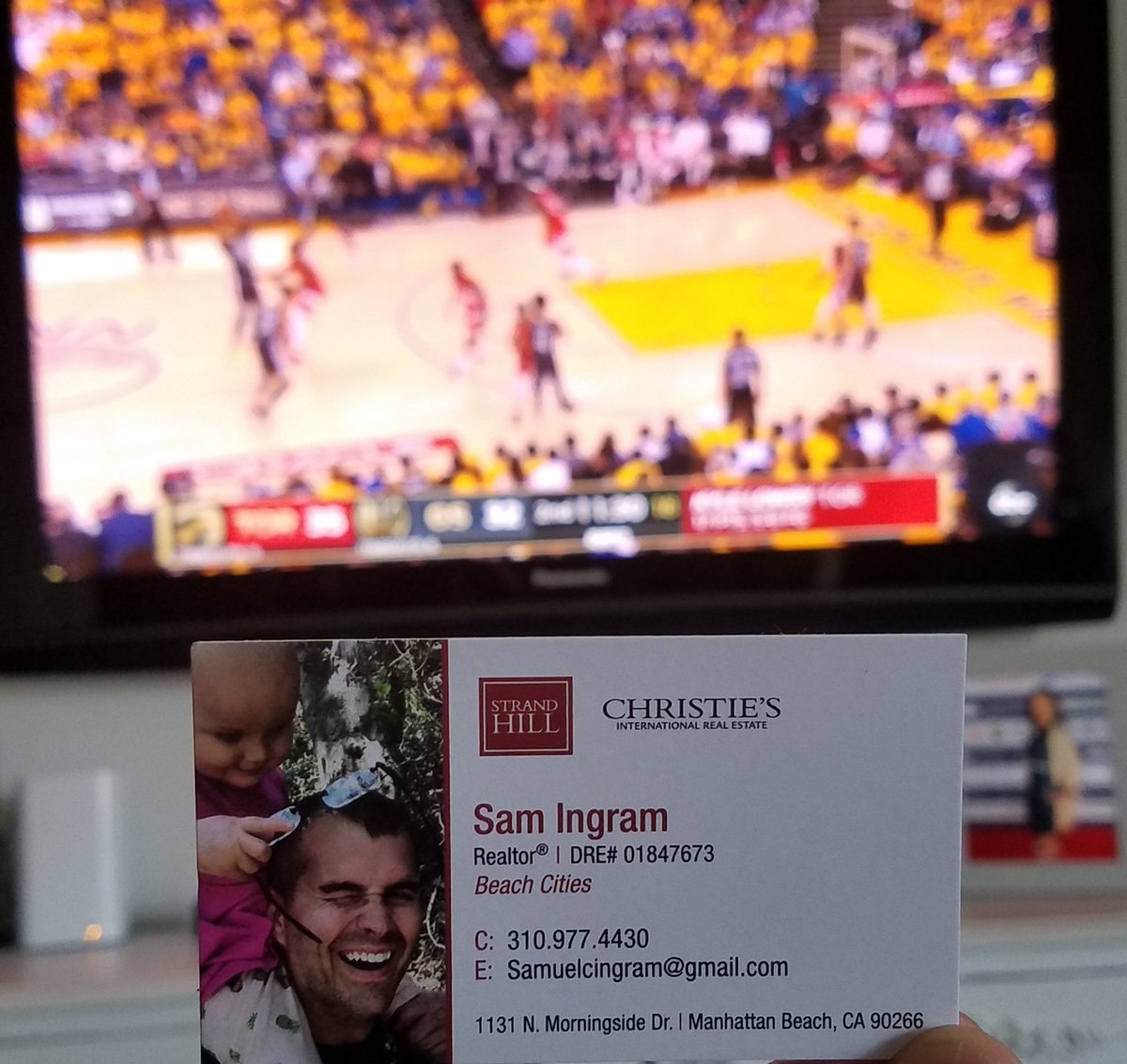 RealTvFREAKS's tweet photo. We are watching #RaptorsvsWarriors #NBAFinals and the door knock knocks .. and it's this 6'3" #realtor who wants to chat #realestate in #RedondoBeach OMG did he not get the message #SamIngram @ChristiesInc #manhattanbeach #fail https://t.co/VuSoS6MrRG