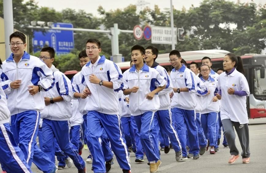 qijing_li's tweet photo. When I think of my high school in China, the principal sets many rules for students' appearance: no long hair, no colour, no ear holes. Students should wear a uniform every day at school. The purpose is "forcing" students to focus on the study other than anything else.  
#gse571 https://t.co/U4sjBpuxyc
