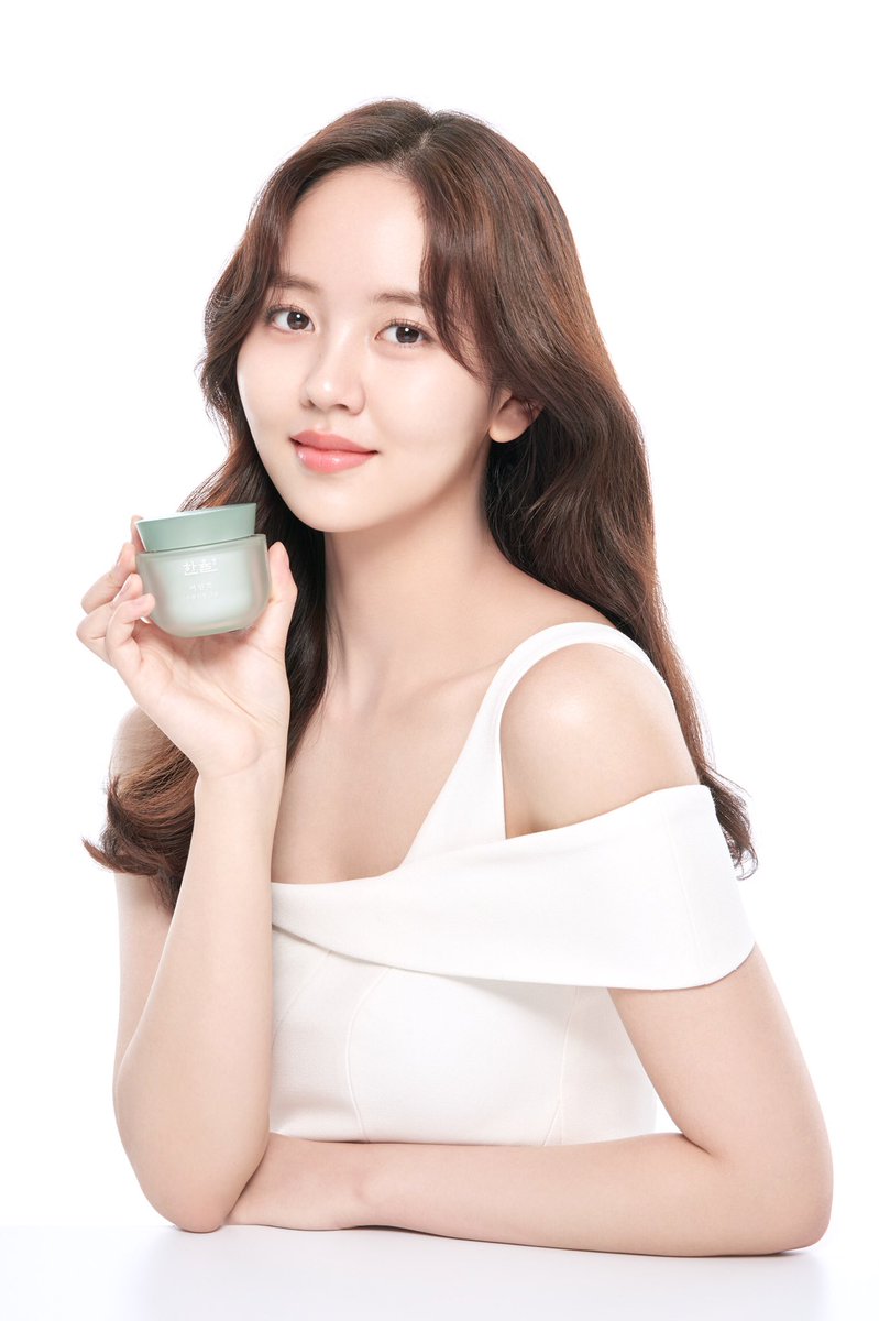 hellokimsohyun's tweet image. 달빛 유자와 어린쑥 🍊🌱 #한율 #한율달빛유자얼려쓰는수면팩 (먹는거 아니에요) #어린쑥수분진정크림  #다좋은건함정🤔