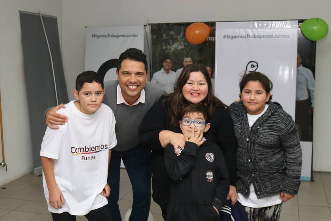dleonbarreto's tweet photo. No me alcanzan las palabras de agradecimiento a todo este grupo que todos los días se rompe el lomo por mejorarle la calidad de vida a todos los funenses.
Hoy con vecinos, amigos y el equipo de trabajo sonriendo y listos para afrontar el Domingo.🤗💪 #SigamosTrabajandoJuntos https://t.co/ZMWWdq95qQ