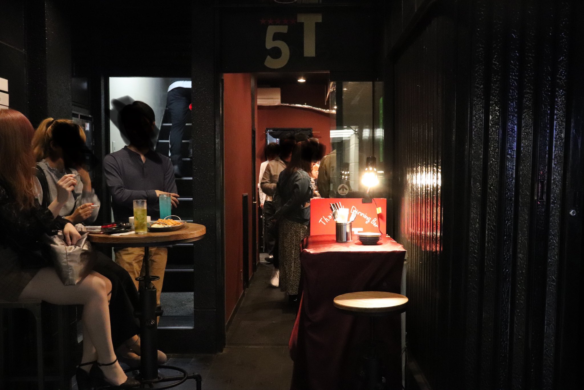 5t Thai And Dinning Bar Twitter પર 出張バーテンダーの方とコラボイベントを行いましたー めっちゃ 盛り上がってるや ん 人いっぱいすぎて身動き取れん笑 皆様の御来場心より感謝致します お顔はプライバシーの為に黒くしました 出張バーテンダー