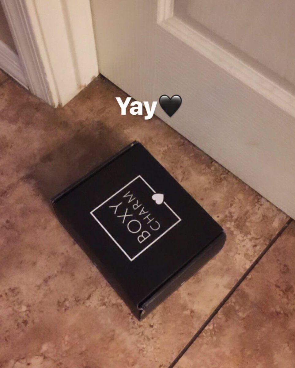HeidiLaree's tweet photo. love my @boxycharm 🥰 #boxygetaway #Boxycharm @dominiquemakup #juneboxycharm https://t.co/nccEHwiHfL