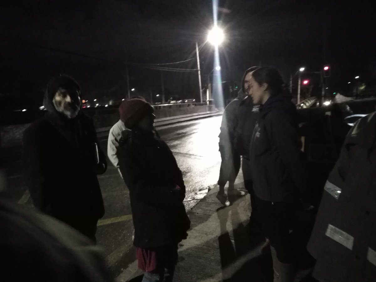 DPPMaipo's tweet photo. [AHORA] Gobernadora @cotepuigrredon, junto al equipo de la Gobernación de Maipo y @Carabdechile, recorren las calles de #SanBernardo entregando comida e invitando al albergue a las personas en situación de calle. #CodigoAzul #ProgramaNocheDigna https://t.co/wrCSYlPwuh
