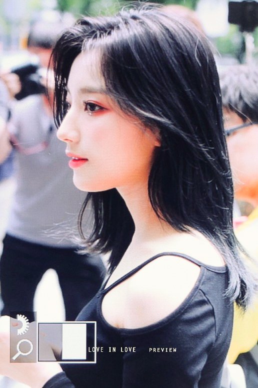 leesaerom0107's tweet photo. 190613
아무리 가슴이 떨려도 이럴 수 있나 싶어요..

#프로미스나인 #이새롬 #fromis_9 #leesaerom #FUN_FACTORY @realfromis_9 https://t.co/zo9YtomPol