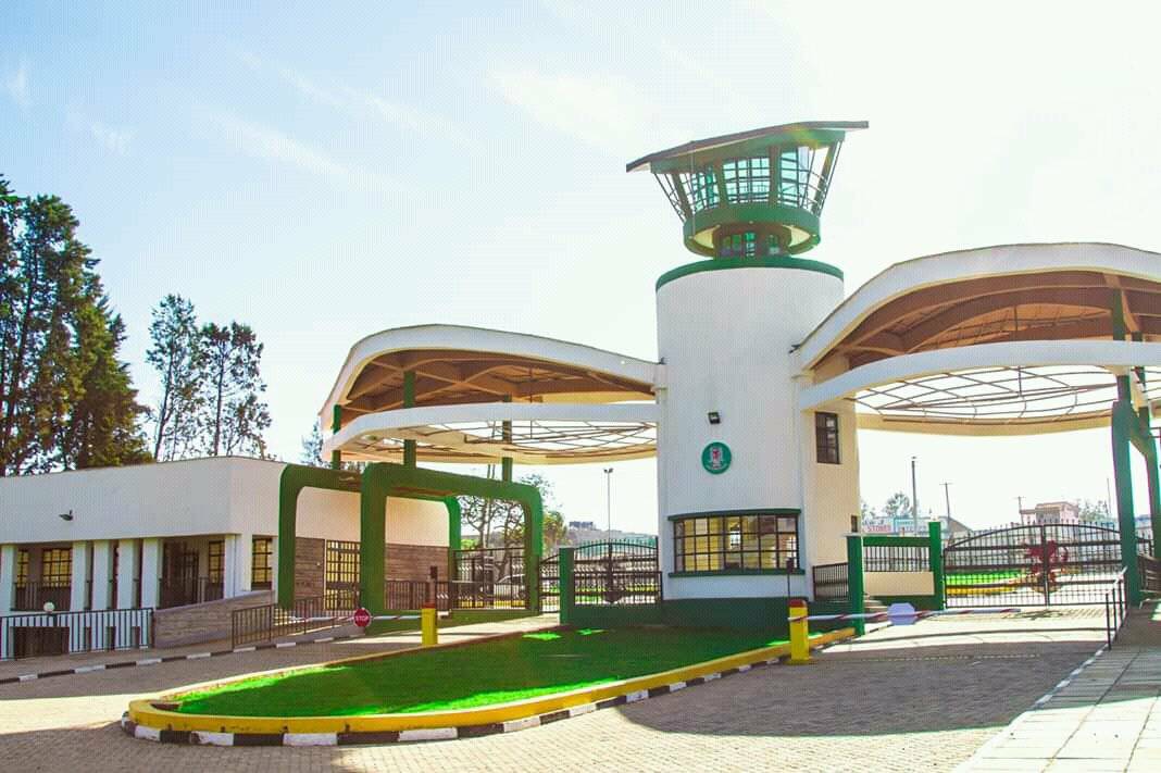 egertonunikenya's tweet photo. The Central Piece is held up by posts on a circular base; wings on either side of the Central Piece overarching the entrance and exit points. 
#EgertonSecurityComplex https://t.co/TdX2nM9OyA