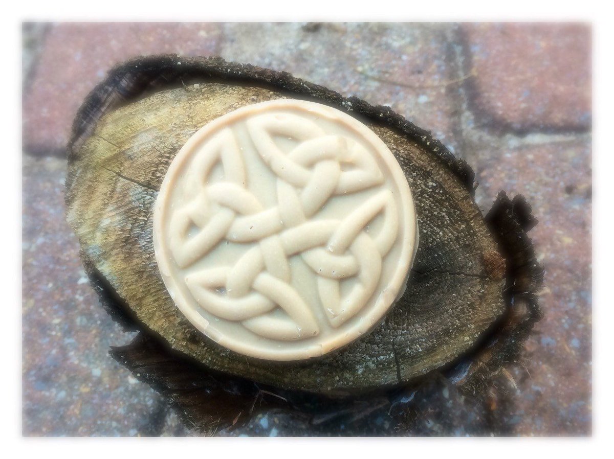 GoodKittyNats's tweet photo. French Red Clay Soap, Almond scented shea butter, mango butter, coconut oil with unisex design https://t.co/27LA44Rdz6 #Handmade #Skincare #Bathfizzy #HandcraftedSoap #Naturalskincare #GoodKittyNaturals #GKN #EtsyShop #Etsy #Bathbomb #RedClaySoap https://t.co/o2oZt9m7Xl