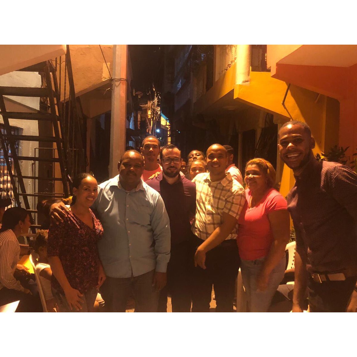 emilrgg's tweet photo. Concluimos las actividades esta noche con nuestra gente de Cristo Rey donde compartimos y conversamos sobre los principales problemas que suscitan en la comunidad
¡Cristo Rey está a mil con Emil!
#EmilRegidor2020 #LaJuventudSiPuede #AMilConEmil #JuventudAM #AlejandroAlcalde2020 https://t.co/vS9iGnH5fH