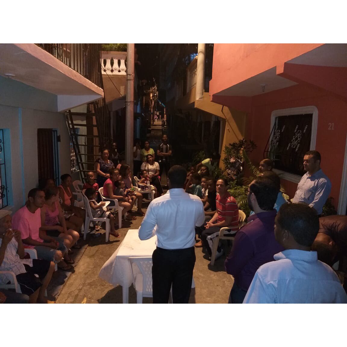 emilrgg's tweet photo. Concluimos las actividades esta noche con nuestra gente de Cristo Rey donde compartimos y conversamos sobre los principales problemas que suscitan en la comunidad
¡Cristo Rey está a mil con Emil!
#EmilRegidor2020 #LaJuventudSiPuede #AMilConEmil #JuventudAM #AlejandroAlcalde2020 https://t.co/vS9iGnH5fH