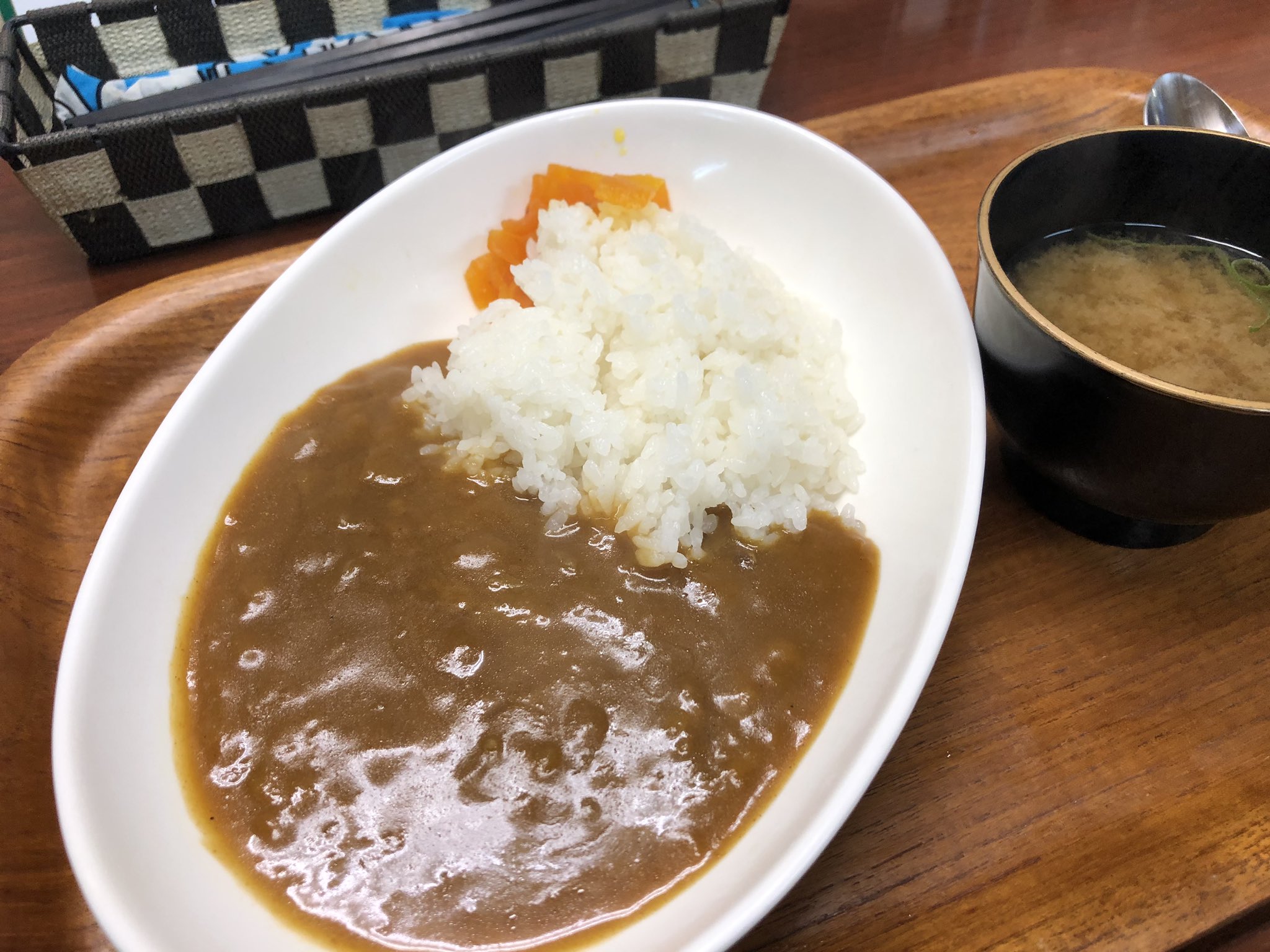 Kurep 時間が無いのでササッと入れる寿食堂へ 本当はカツカレーがおすすめ だけど 食べきれないくらい大きいサイズなので我慢しました 中辛のマイルドなカレーです 呉市 カレー 寿食堂 ランチ 定食 カツカレー Kurecurry 昼飲みも出来る店