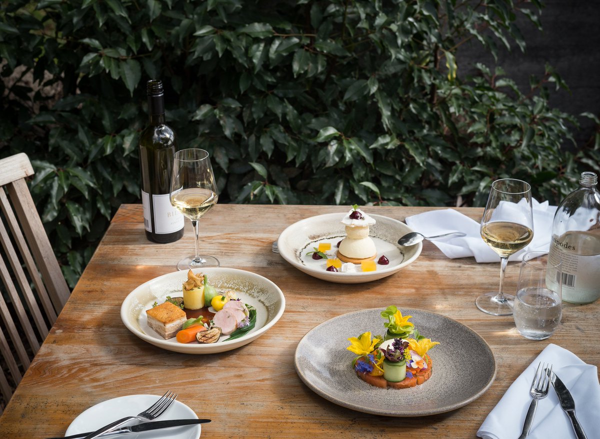 StGeorgesR's tweet photo. Beautiful wine and delicious food. Cheers to Friday 🎉 #ThrowBack #StGeorgesRestaurant #OurSpaceYourPlace https://t.co/qjbgRXECdL