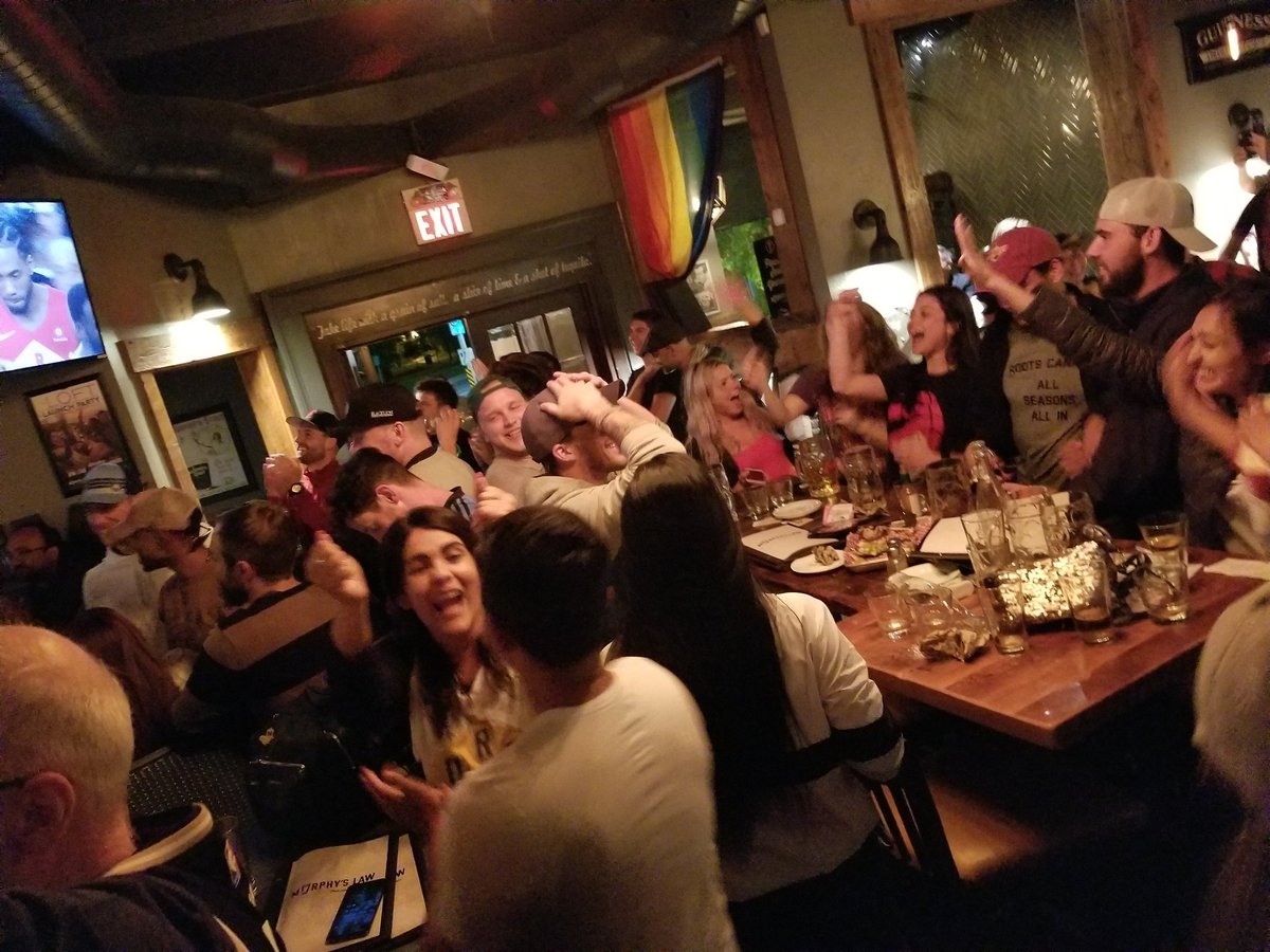 4tmlt's tweet photo. The scene at Murphy's law. https://t.co/AMmKNUSTrx