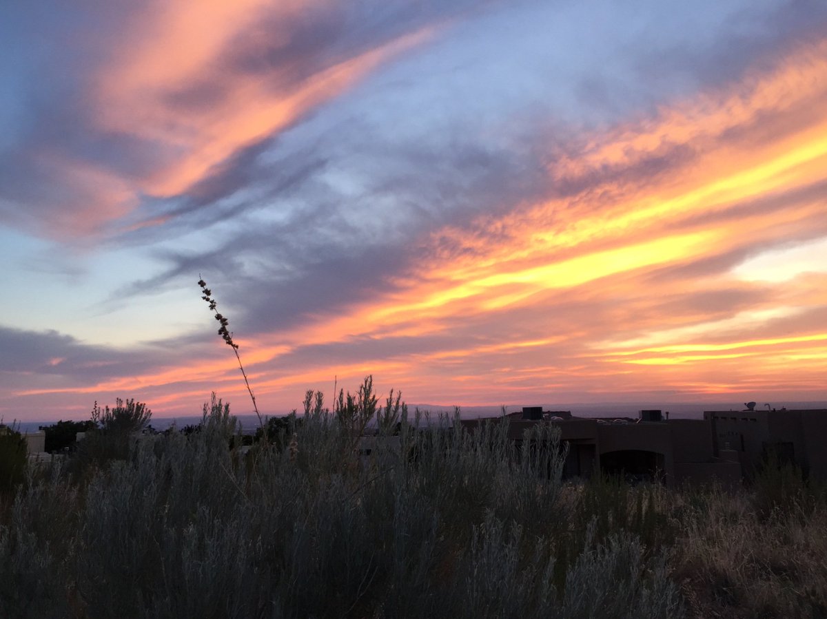 MelanieforNM's tweet photo. A beautiful sunset here in the ABQ Foothills tonight! 😍☀️🌸 #NMHD28 #Albuquerque #NewMexico #NewMexicoTrue https://t.co/WxK5rEkQVs