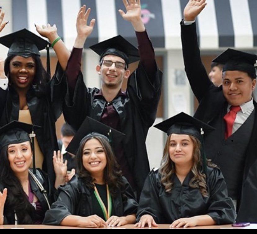 MTVSTUCO1's tweet photo. Congratulations ππ to our MOUNTAIN VIEW SENIORS! #2k19graduate https://t.co/SvFyNRUOl4