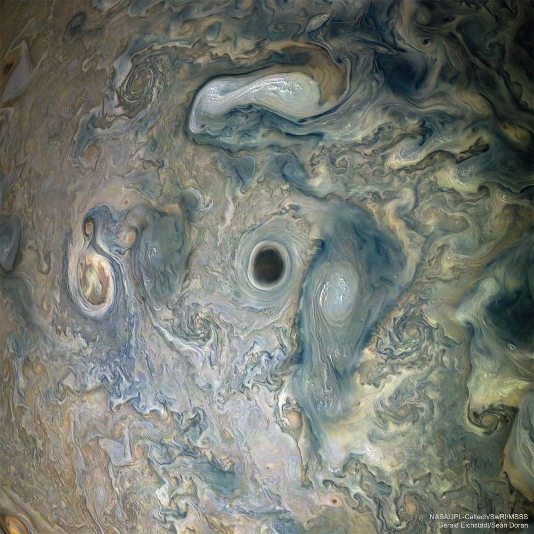 SETIInstituto's tweet photo. .@apod:10 de junio. Durante el último pase de @NASAJuno alrededor de #Júpiter orbitador realizó imagen de una nube generalmente oscura llamada informalmente Abyss. Crédito: @NASA @SwRI MSSS; Procesamiento y licencia: Gerald Eichstädt y @_TheSeaning https://t.co/u15m40twMs https://t.co/cLmG2ECpIu