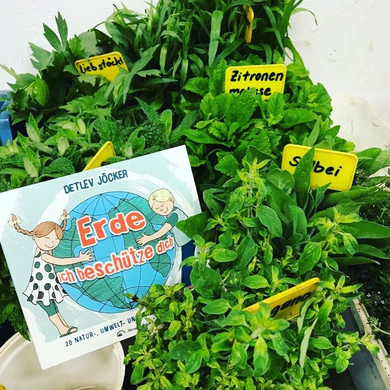 DJcker's tweet photo. 🍀 Grüne CD Verpackungen!
Ab jetzt, gibt es, wie bei unserer aktuellen CD „Erde, ich beschütze dich“, natürlich auch bei allen weiteren Nach- und Neuproduktionen nur noch umweltfreundliche CD-Verpackungen aus Pappe, die zu 98 % aus Recyclingmaterialien bestehen. @FridayForFuture https://t.co/QjGAdgfoJ6
