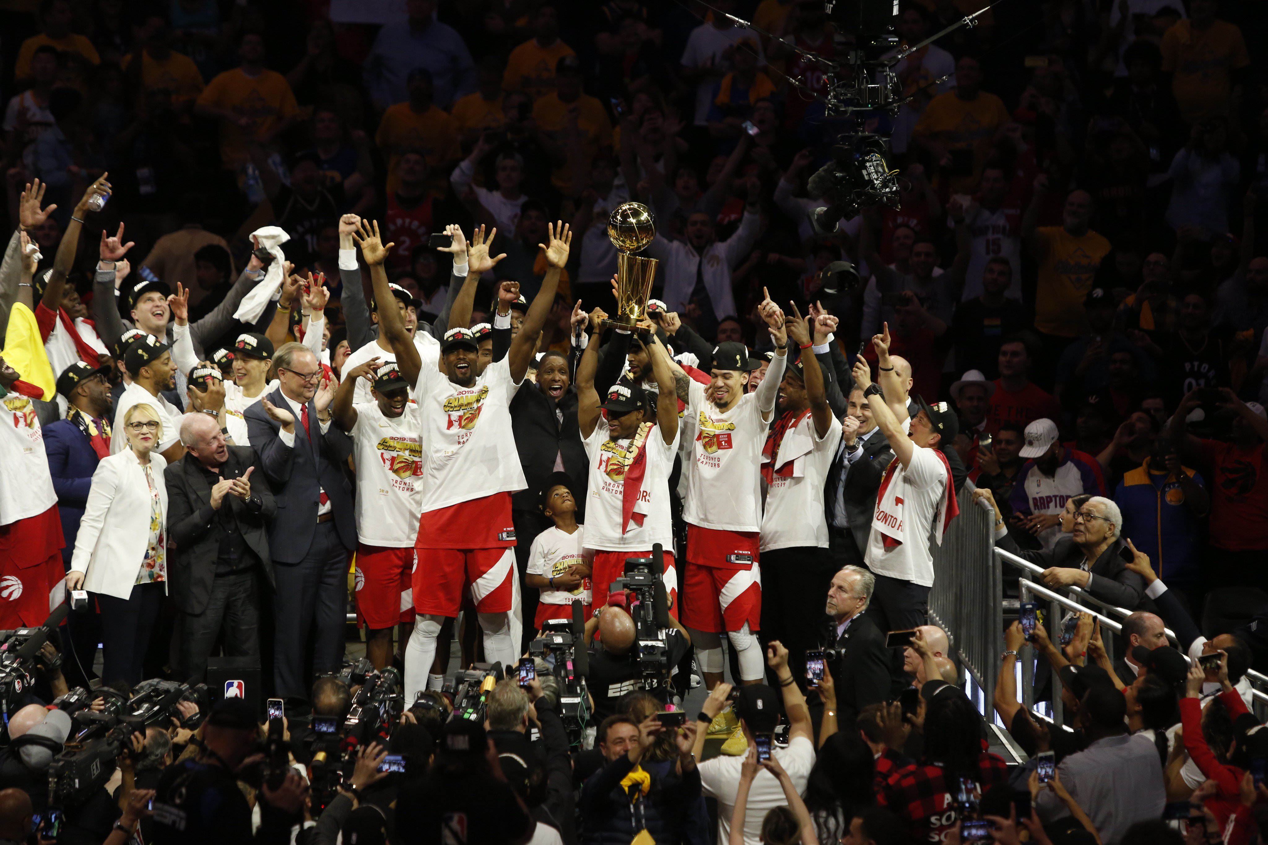Все чемпионы нба. Баскетбольная команда Торонто. Торонто Рэпторс логотип. Кто выигрывал НБА за разные команды.