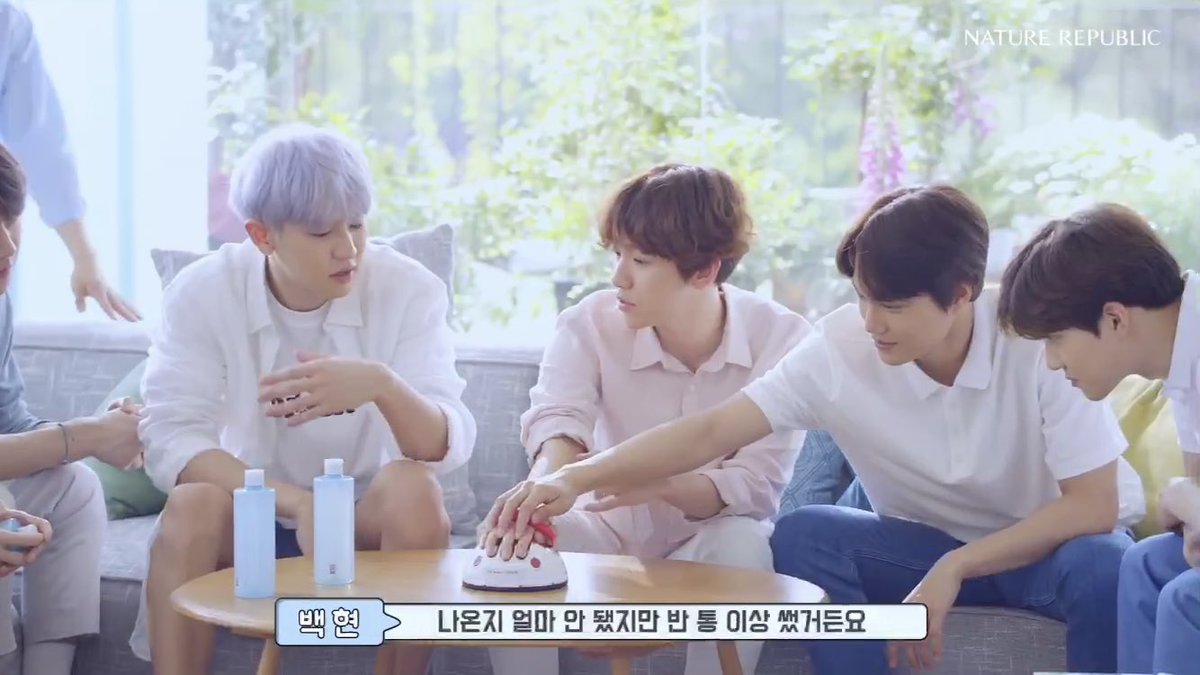 kimkwan7's tweet photo. Step การหึง
-น้องจงอินวางมือลงมือแบคปั๊บ ชานยอลมองปุ๊บ
-รีบเอามือมาจับออกทันที (สังเกตสีหน้าน้องจงอิน)
-ปฏิกิริยาแบคแบบ “หือ ทำแบบนี้คืออะไร”
-ชานแบคมองหน้ากัน สื่อสารในใจว่ารู้สึกยังไง
ปล.เหมือนน้องจงอินลองแกล้งชานยอลเฉยๆอ่ะ ว่าจะมีปฏิกิริยายังไง
#chanbaek 
#614everWithChanBaek https://t.co/xp1K0MG6kj