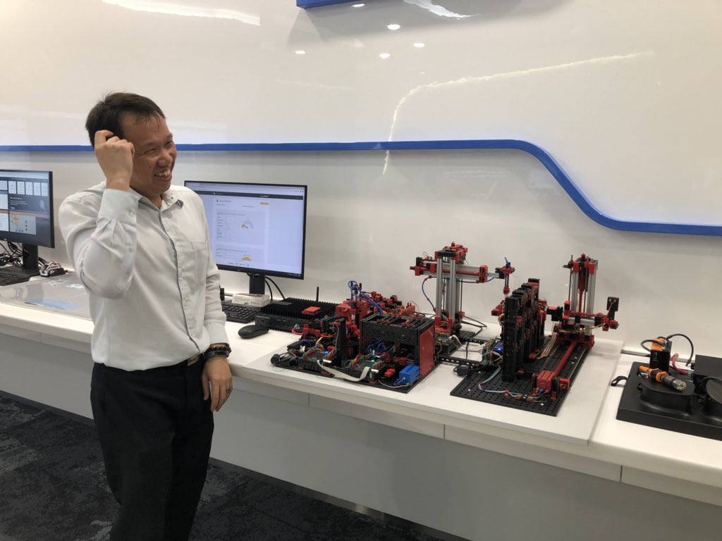KirstnBillhardt's tweet photo. Out in Singapore for planning and was able to stop by for a tour of the @DellEMCSolCtrs and all the fab demos! @des0s @JeffAtDell https://t.co/7vPJjCOb5A