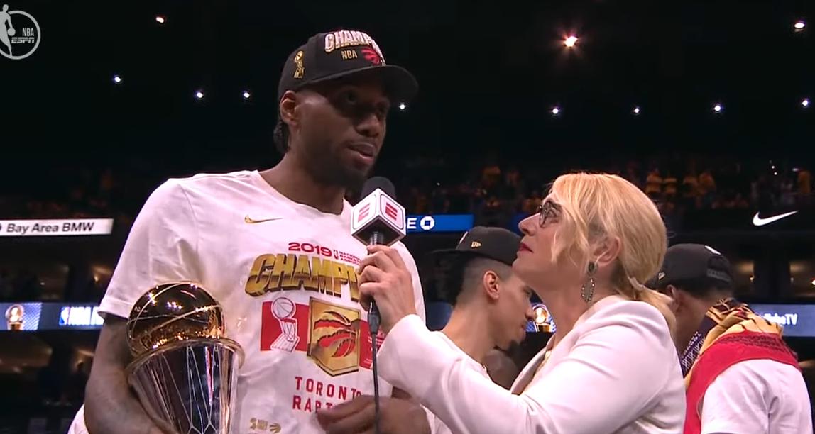 【影片】罕見!可愛榮膺FMVP,談起馬刺時卻嘶啞哽咽:去年夏天真的經歷太多!-黑特籃球-NBA新聞影音圖片分享社區