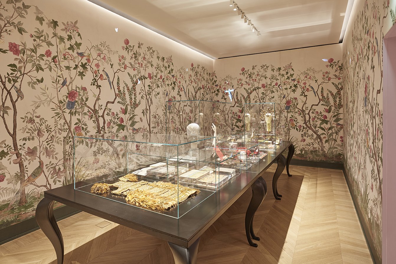 Gucci Japan 在 Twitter 上 Alessandromichele と Lafrisa の監修による Guccigarden 仏語で冬のガーデンを意味する展示室 Jardin D Hiver では グッチのアーカイブが自然からのインスピレーションを物語るオブジェや資料とともに展示され 壁面を Guccitian