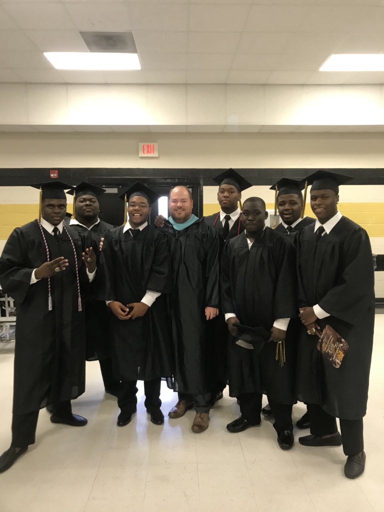 The_Chris_Ray's tweet photo. How blessed was I to coach you guys for 4 years??? Yโall are unbelievable people with the world knocking at your door. Kick that door down and pursue greatness in everything you do. Remember, your next rep should be your best rep. Love you guys! #dlineforever https://t.co/Y7arOr0Jij