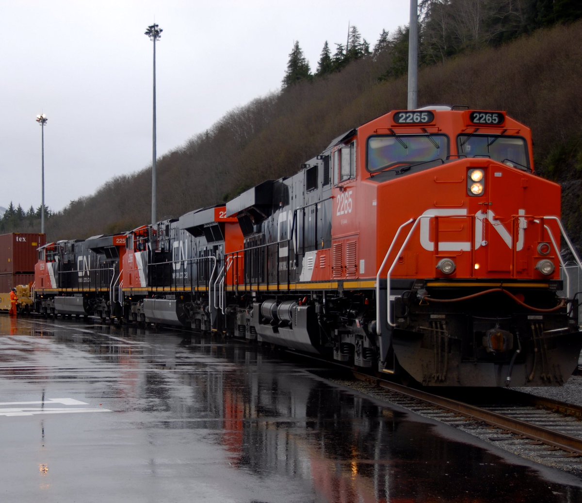JStromdahl's tweet photo. Happy Birthday @CNRailway! Here’s to an incredible 100 years, and looking forward to the next 100. Thanks for being such a great partner! #SmallTownBigPort #ShipCN https://t.co/jlyaHTlAQz