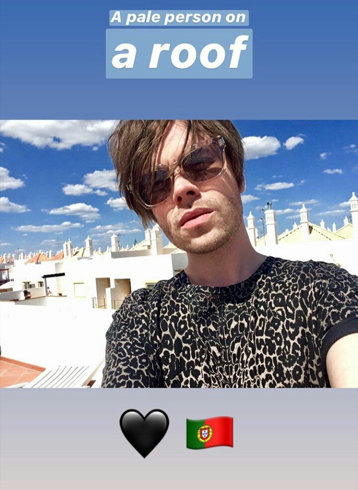 ChvrchesPT's tweet photo. Hey, welcome to Portugal @thejonnyscott!! 🇵🇹🎉
It's always a pleasure! 🎊🙏 https://t.co/ksPkowGpB5