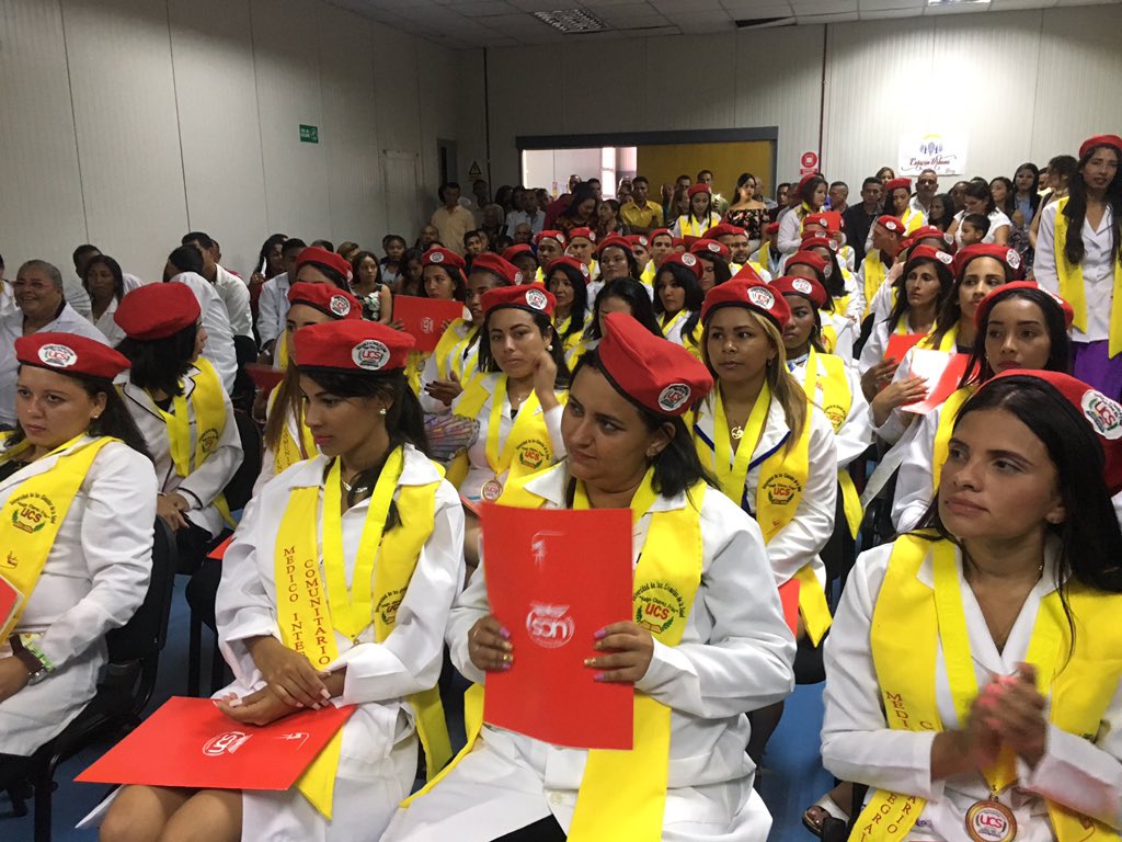 HenryH_'s tweet photo. En nombre de @NicolasMaduro y @vclarkb entregamos sus títulos a 56 médicos integrales comunitarios en conjunto con autoridades de la @UCSVenezuela garantizándo la consolidación de la atención primaria de salud del SNPS en Falcón @AlvaradoC_MPPS @MPPSalud https://t.co/SahSrfJOi1