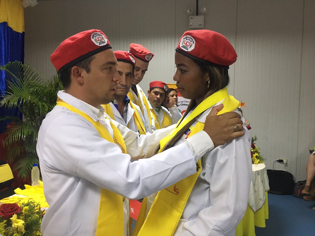 HenryH_'s tweet photo. En nombre de @NicolasMaduro y @vclarkb entregamos sus títulos a 56 médicos integrales comunitarios en conjunto con autoridades de la @UCSVenezuela garantizándo la consolidación de la atención primaria de salud del SNPS en Falcón @AlvaradoC_MPPS @MPPSalud https://t.co/SahSrfJOi1