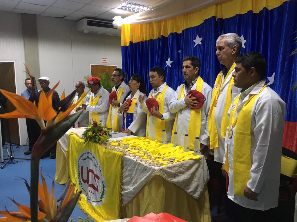 HenryH_'s tweet photo. En nombre de @NicolasMaduro y @vclarkb entregamos sus títulos a 56 médicos integrales comunitarios en conjunto con autoridades de la @UCSVenezuela garantizándo la consolidación de la atención primaria de salud del SNPS en Falcón @AlvaradoC_MPPS @MPPSalud https://t.co/SahSrfJOi1