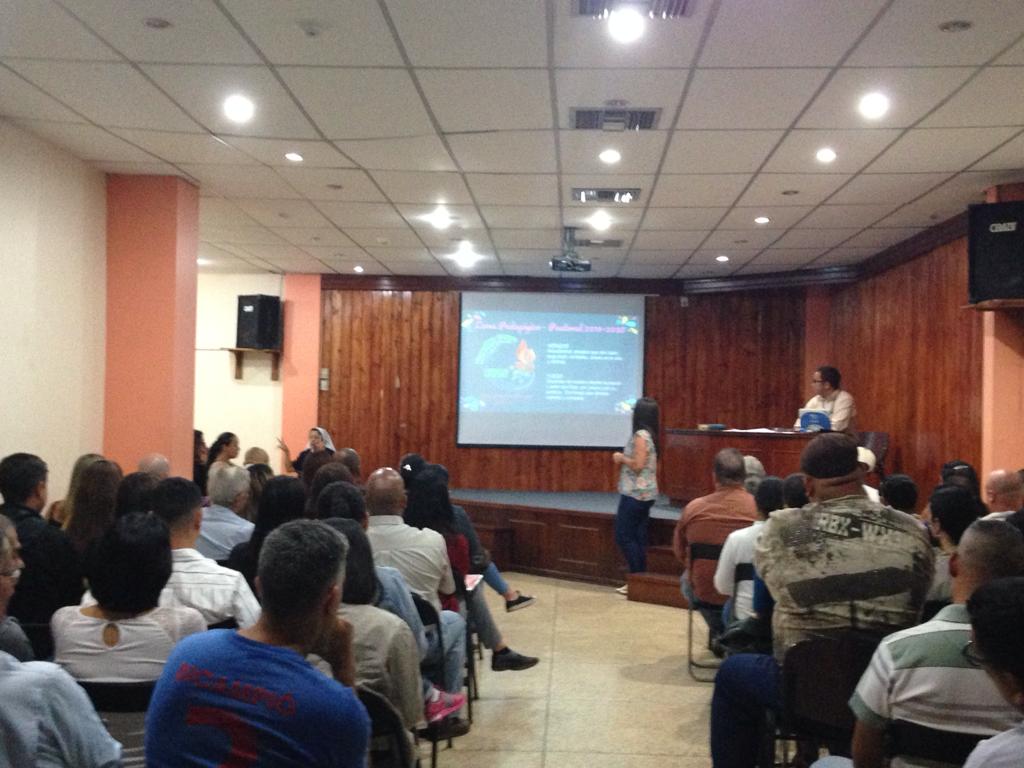 ELCARMELO's tweet photo. Hoy se realizó en el Salón Audiovisual la I Jornada de Formación para padres y representantes nuevo ingreso titulada "Valores y Familia". Fue un momento de encuentro y aprendizaje. #VolemosAlaMontañaMasAlta #VedrunaNosUne #FVCPA #iFormacion https://t.co/pefOOQtp9j