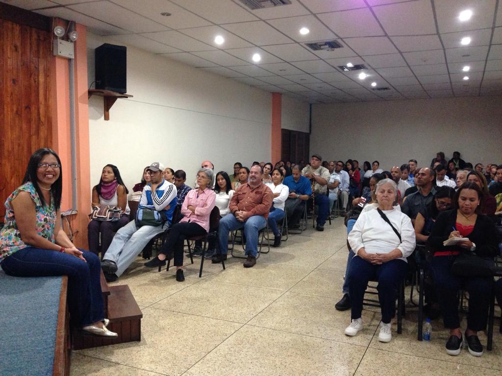ELCARMELO's tweet photo. Hoy se realizó en el Salón Audiovisual la I Jornada de Formación para padres y representantes nuevo ingreso titulada "Valores y Familia". Fue un momento de encuentro y aprendizaje. #VolemosAlaMontañaMasAlta #VedrunaNosUne #FVCPA #iFormacion https://t.co/pefOOQtp9j