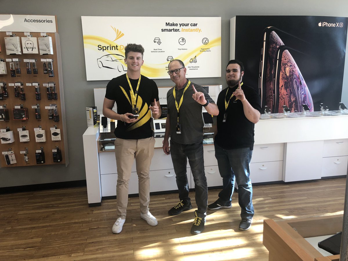 Witnessed FANTASTIC customer service by these young guns Robert &amp; Brett from All-Star Sprint Dealer Connectivity Source Scottsdale #SprintAHOD #nowteamSW <a href="/kkwestisbest/">kevin kunkel</a> <a href="/mmcmahon09/">Michael McMahon</a> <a href="/codybwelker/">Cody Welker</a> <a href="/TLE619/">Trent E</a> <a href="/drugatz/">Tim Drugatz</a> <a href="/scotthou1/">Scott Aronstein</a> <a href="/jcbrandenburger/">Jason Brandenburger</a> <a href="/SDMikeE1331/">mike eccher</a> <a href="/AAguilar2531/">Adrian Aguilar</a> @SprintChrisAZ