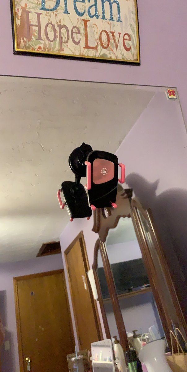 KaylaBagggs's tweet photo. If u ever want to take a good pic and don’t have anyone to take it of u, put a car mount on your mirror, set a timer and voila!!!! https://t.co/hlfRYxBBcZ