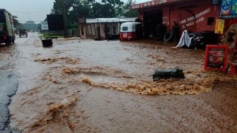 De acuerdo con autoridades, más de 6.400 personas resultaron afectadas, tras las torrenciales lluvias registradas las últimas 24 horas en #Guatemala instagram.com/p/ByYd76lBypm/