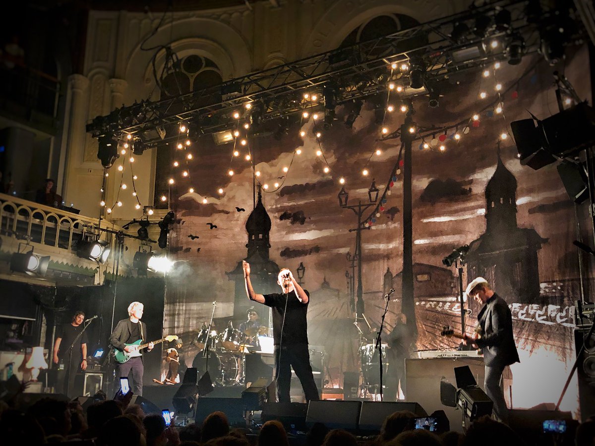 SowieSophie's tweet photo. Wat n tof optreden van #TheGoodTheBadandtheQueen in @ParadisoAdam! Damon Albarn (Blur, Gorillaz), Paul Simonon (The Clash), Simon Tong (The Verve, Blur en Gorillaz) en Tony Allen (Fela Kuti) samen op een podium (en wat violisten erboven!); wat n feestje! 🙌 #paradiso #merrieland https://t.co/5eqZBuIyXJ