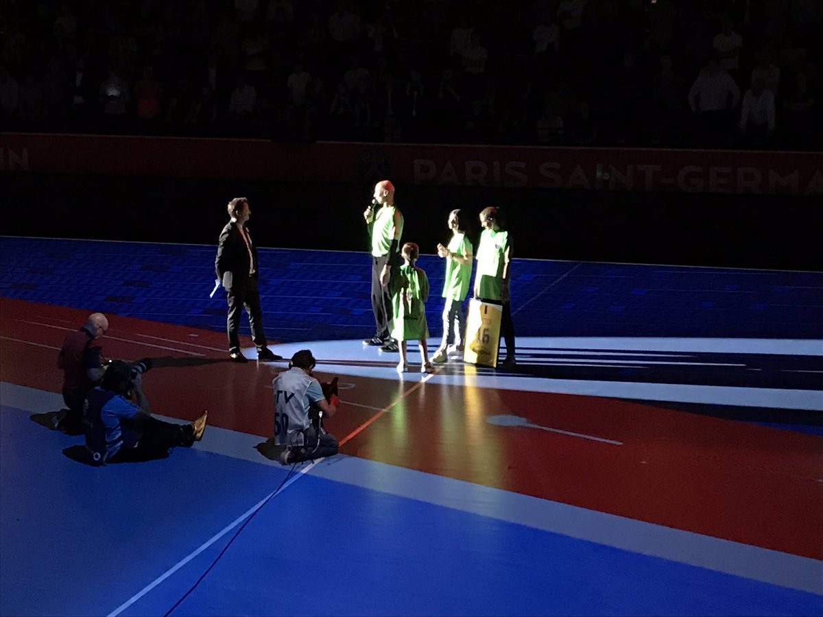 lidlfrance's tweet photo. Coup de sifflet final d’une carrière incroyablement exceptionnelle ! MERCI TITI, ce n’est qu’un au revoir 🤾🏼‍♂️💙🏆#soifdexploits #PSGCES #LidlStarligue https://t.co/tfw2b6m53w