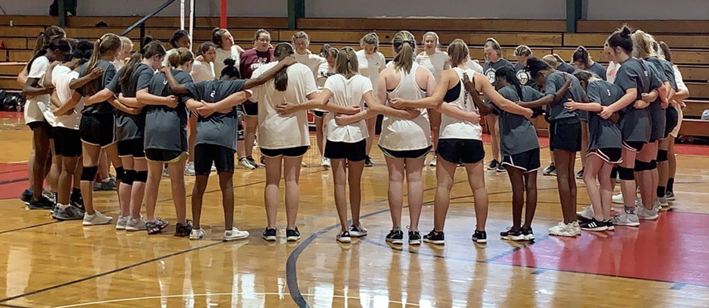 KosyVolleyball's tweet photo. Great camp today with noxapater! It was so much fun working side by side with them! #MakingNewFriends #DifferentJerseys #SameGoal #GettingBetterEveryDay https://t.co/E3Kjj5433O