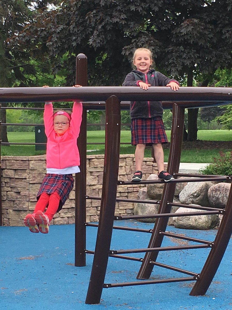 sfxkathysasso's tweet photo. Kindergarten @SFXWilmette thoroughly enjoyed their picnic today at Gillson Park. #greyskyssunnysmiles #lotsofclimbing #manyadventures #andyestherewerepopsicles https://t.co/xrGAxmrvmG