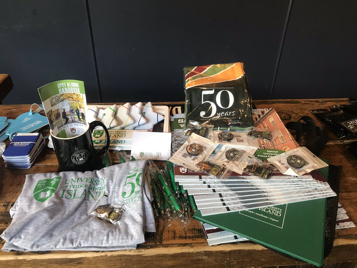 katevangerven's tweet photo. Come on over to @atlanticUpub at Hooley’s for free @UPEI goodies and a bunch of people who know how to party. Also, garlic fingers ❤️❤️ https://t.co/LELZFJezg2