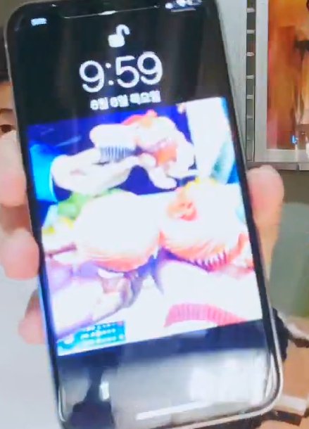 btIuv's tweet photo. jimins lockscreen are cupcakes what a good morning https://t.co/cXk4iCBON9